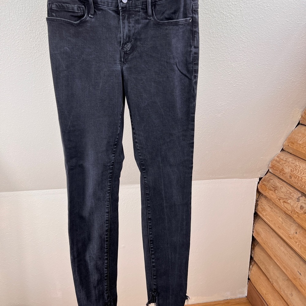FRAME DENIM LE SKINNY DE JEANNE BLACK JEANS. Size 28. 2” Slit at hem-raw edge